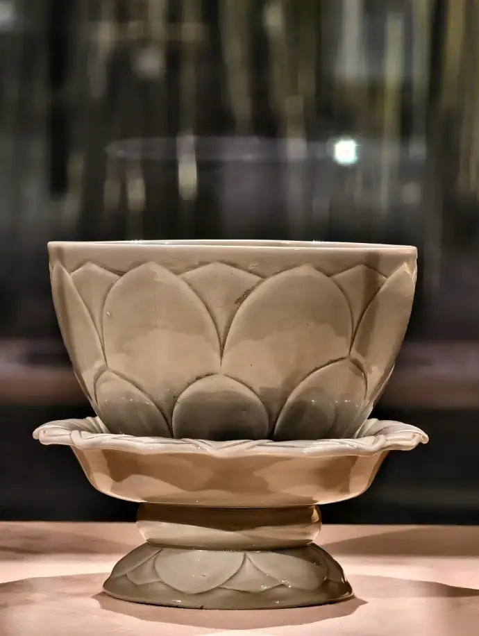 五代秘色瓷莲花碗