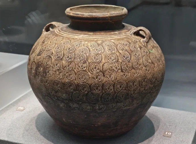 六朝酱釉印钱纹双耳罐