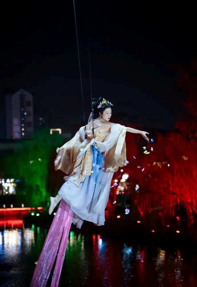 河下古镇天外飞仙表演