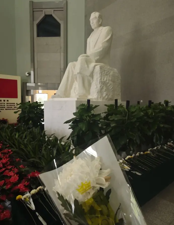 周恩来汉白玉坐像