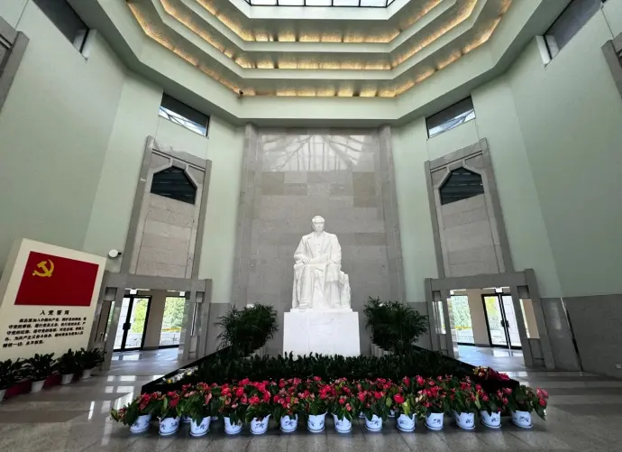 周恩来汉白玉坐像